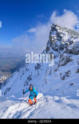 Frau auf Skitour klettert zu Fuß nach Hohen Kisten, hohe Kisten, Estergebirge, Bayerische Alpen, Oberbayern, Bayern, Deutschland Stockfoto