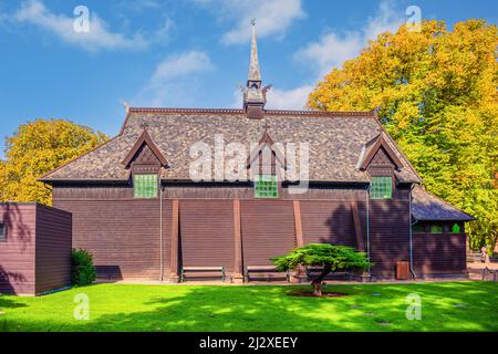 Alte Kapelle auf dem Holmen-Friedhof im traditionellen nordischen Stabkirchen-Stil. Kopenhagen, Dänemark Stockfoto