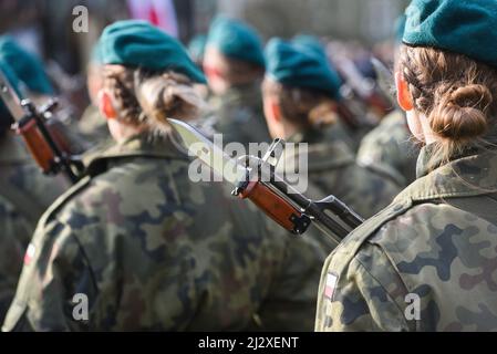 Polnische Armee mit Maschinengewehren in Felduniform. Stockfoto