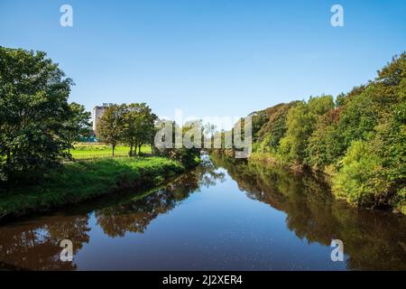 Ein Blick auf den Fluss Irvine, der durch die Stadt Irvine in North Ayrshire, Schottland fließt. Stockfoto