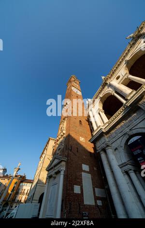 Blick auf den Torre di Bissara in der Basilika das Palladiana im Abendlicht, Piazza dei Signori; Vicenza; Venetien; Italien. Stockfoto