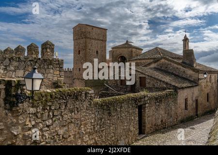 Trujillo, Spanien - 29. März 2022: Eine schmale Kopfsteinpflasterstraße führt durch die historische und malerische Altstadt von Trujillo Stockfoto