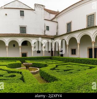 Vila Vicosa, Portugal - 25. März 2022: Die Gärten und Säulenhöfe im Innenhof des Herzogspalastes des Hauses Braganza Stockfoto