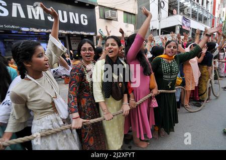 Neu-Delhi, Indien. 03. April 2022. Lord Rath Yatra-Anhänger nehmen an Aktivitäten wie „Ziehen des Seils von Rath“ und Aufführen von Tänzen, Beten und Prozessionen in Neu-Delhi, Indien, am 3. April 2022 Teil. (Foto: Ravi Batra/Sipa USA) Quelle: SIPA USA/Alamy Live News Stockfoto