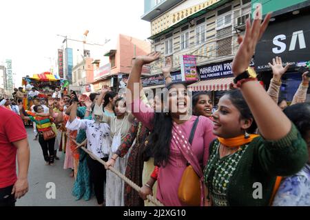 Neu-Delhi, Indien. 03. April 2022. Lord Rath Yatra-Anhänger nehmen an Aktivitäten wie „Ziehen des Seils von Rath“ und Aufführen von Tänzen, Beten und Prozessionen in Neu-Delhi, Indien, am 3. April 2022 Teil. (Foto: Ravi Batra/Sipa USA) Quelle: SIPA USA/Alamy Live News Stockfoto