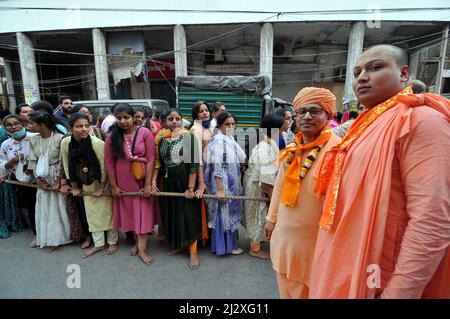 Neu-Delhi, Indien. 03. April 2022. Lord Rath Yatra-Anhänger nehmen an Aktivitäten wie „Ziehen des Seils von Rath“ und Aufführen von Tänzen, Beten und Prozessionen in Neu-Delhi, Indien, am 3. April 2022 Teil. (Foto: Ravi Batra/Sipa USA) Quelle: SIPA USA/Alamy Live News Stockfoto