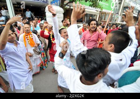 Neu-Delhi, Indien. 03. April 2022. Lord Rath Yatra-Anhänger nehmen an Aktivitäten wie „Ziehen des Seils von Rath“ und Aufführen von Tänzen, Beten und Prozessionen in Neu-Delhi, Indien, am 3. April 2022 Teil. (Foto: Ravi Batra/Sipa USA) Quelle: SIPA USA/Alamy Live News Stockfoto