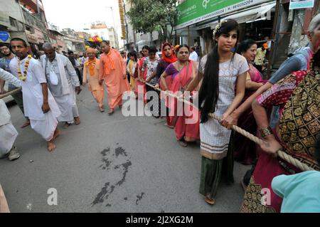 Neu-Delhi, Indien. 03. April 2022. Lord Rath Yatra-Anhänger nehmen an Aktivitäten wie „Ziehen des Seils von Rath“ und Aufführen von Tänzen, Beten und Prozessionen in Neu-Delhi, Indien, am 3. April 2022 Teil. (Foto: Ravi Batra/Sipa USA) Quelle: SIPA USA/Alamy Live News Stockfoto