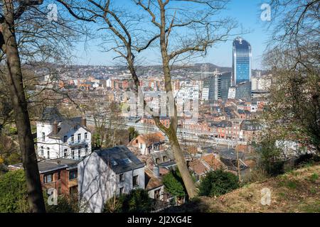 Skyline der Stadt Lüttich vom Rand des Hügels aus gesehen Stockfoto