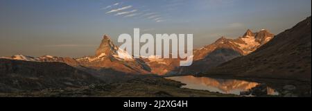 Letztes Licht um das Matterhorn, das vom Stellisee unterhalb von Fluhalp und dem Rothorn genossen wird. Zermatt. Schweiz. Europa Stockfoto