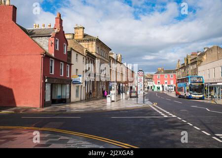 Blick auf die High Street mit Blick auf das Kreuz in der Stadt Irvine in North Ayrshire in Schottland. Stockfoto