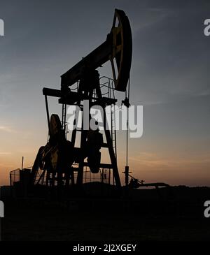 Ölpumpe Bohrinsel Energie Industrie Maschine für Erdöl in den Sonnenuntergang Hintergrund für Design Stockfoto