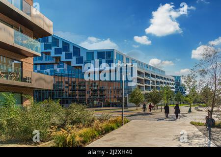 Blick von der Straße auf die Fassade des modernen Gebäudes 8 Haus im Stadtgebiet Ørestad. Kopenhagen, Dänemark Stockfoto