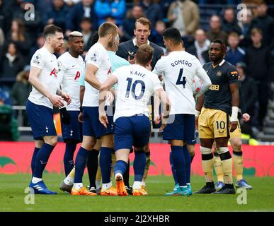 London, England - APRIL 03: Dan Burn von Newcastle United ist während der Premier League zwischen Tottenham Hotspu nicht glücklich mit Harry Kane von Tottenham Hotspur Stockfoto