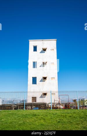 Blick auf die alte Signalstation oder das Pilot's House am Eingang zum Irvine Harbour in North Ayrshire, Schottland. Stockfoto