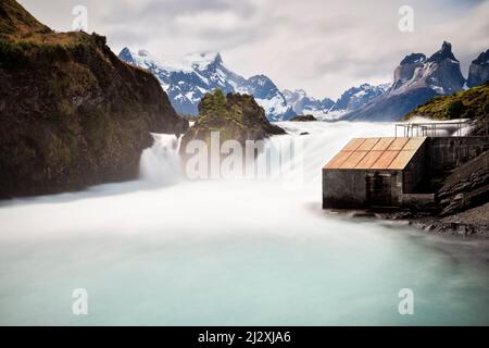 Salto Chico Wasserfall Langzeitbelichtung mit Cuernos del Paine Bergkette, Lago el Toro, Torres del Paine Nationalpark, Patagonien, Última Esperanza Provinz, Chile, Südamerika Stockfoto
