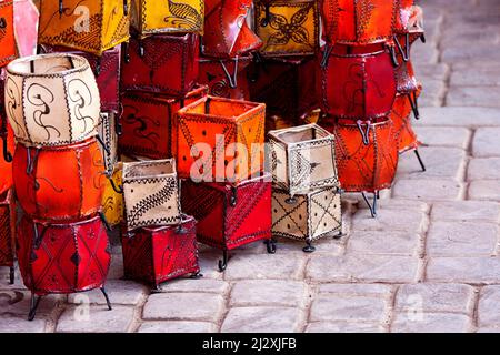 Serie von Lampen mit schönen farbigen Leuchten auf Verkauf in einem alten Teil von marrakesch, marokko Stockfoto