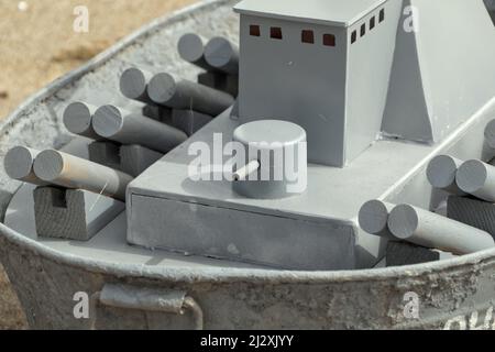 Nicht exklusiv: ODESA, UKRAINE - 1. APRIL 2022 - Ein russisches Spielzeug-Schiff ist auf dem Lanzheron-Strand in Odesa, Südukraine, abgebildet. Stockfoto