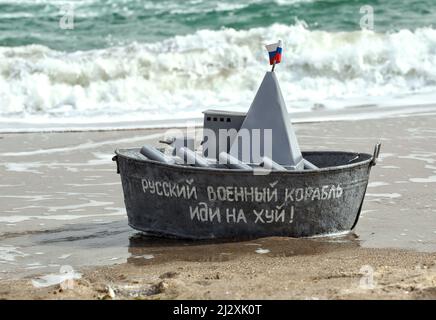 Nicht exklusiv: ODESA, UKRAINE - 1. APRIL 2022 - Ein russisches Spielzeug-Schiff ist auf dem Lanzheron-Strand in Odesa, Südukraine, abgebildet. Stockfoto
