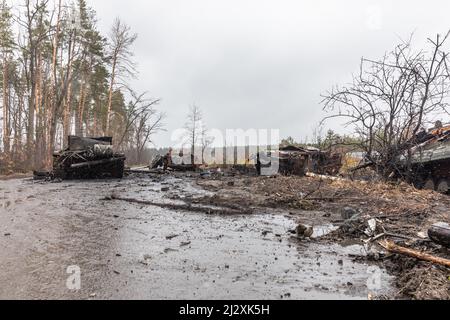 DMITRIVKA, UKRAINE - 03. April 2022: Zerbrochene Panzer und Kampffahrzeuge der russischen Eindringlinge in der Nähe des Dorfes Dmitrievka, Region Kiew. Quelle: Mykhailo Palinchak/Alamy Live News Stockfoto