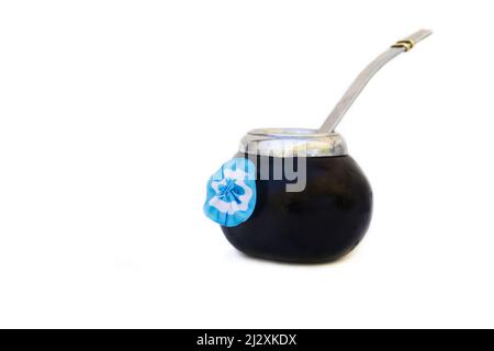 Ein schwarzer Mate Kürbis mit einem argentinischen Kakadus isoliert auf weißem Hintergrund Stockfoto