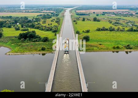 Wasserstraßenkreuz Magdeburg, Mittellandkanal führt über die Elbe, die längste Trogbrücke Europas, Hohenwarthe, Sachsen-Anhalt, Deutschland Stockfoto