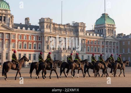 Pferde, die an den Pferdewächtern entlang marschieren, marschieren heute Morgen. Aufnahmen vom 24.. März 2022. © Belinda Jiao jiao.bilin@gmail.com 07598931257 Stockfoto