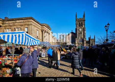 Macclesfield , Ceshire. MacClesfield Town Hall und St. Michael & All Angels Church mit sonntäglicher Markthalle Stockfoto