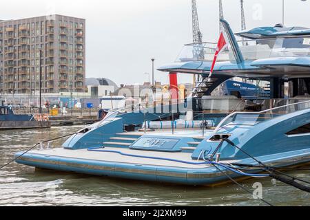 Gesamtansicht von Phi, einer Superyacht im Besitz des russischen Geschäftsmannes Vitaly Vasilievich Kochetkov, Gründer des Netzwerks von Motiv Telcom. Es ist vertäut und festgemacht Stockfoto