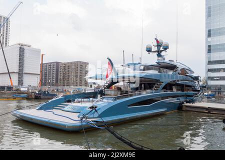 Gesamtansicht von Phi, einer Superyacht im Besitz des russischen Geschäftsmannes Vitaly Vasilievich Kochetkov, Gründer des Netzwerks von Motiv Telcom. Es ist vertäut und festgemacht Stockfoto