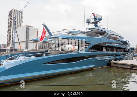 Gesamtansicht von Phi, einer Superyacht im Besitz des russischen Geschäftsmannes Vitaly Vasilievich Kochetkov, Gründer des Netzwerks von Motiv Telcom. Es ist vertäut und festgemacht Stockfoto