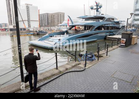 Gesamtansicht von Phi, einer Superyacht im Besitz des russischen Geschäftsmannes Vitaly Vasilievich Kochetkov, Gründer des Netzwerks von Motiv Telcom. Es ist vertäut und festgemacht Stockfoto