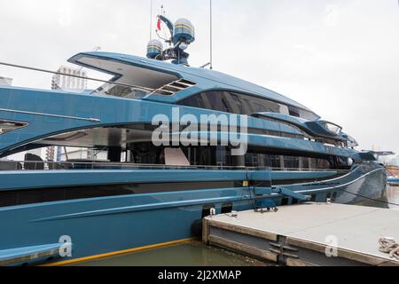 Gesamtansicht von Phi, einer Superyacht im Besitz des russischen Geschäftsmannes Vitaly Vasilievich Kochetkov, Gründer des Netzwerks von Motiv Telcom. Es ist vertäut und festgemacht Stockfoto