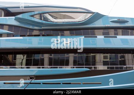 Gesamtansicht von Phi, einer Superyacht im Besitz des russischen Geschäftsmannes Vitaly Vasilievich Kochetkov, Gründer des Netzwerks von Motiv Telcom. Es ist vertäut und festgemacht Stockfoto