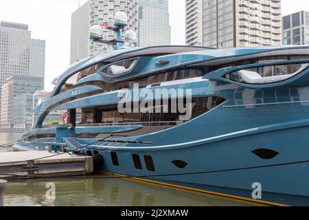 Gesamtansicht von Phi, einer Superyacht im Besitz des russischen Geschäftsmannes Vitaly Vasilievich Kochetkov, Gründer des Netzwerks von Motiv Telcom. Es ist vertäut und festgemacht Stockfoto