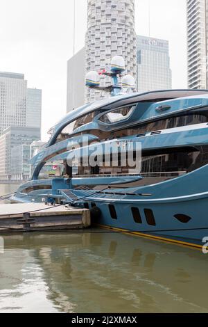 Gesamtansicht von Phi, einer Superyacht im Besitz des russischen Geschäftsmannes Vitaly Vasilievich Kochetkov, Gründer des Netzwerks von Motiv Telcom. Es ist vertäut und festgemacht Stockfoto