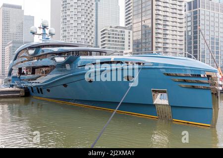 Gesamtansicht von Phi, einer Superyacht im Besitz des russischen Geschäftsmannes Vitaly Vasilievich Kochetkov, Gründer des Netzwerks von Motiv Telcom. Es ist vertäut und festgemacht Stockfoto