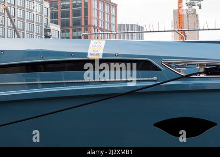 Gesamtansicht von Phi, einer Superyacht im Besitz des russischen Geschäftsmannes Vitaly Vasilievich Kochetkov, Gründer des Netzwerks von Motiv Telcom. Es ist vertäut und festgemacht Stockfoto