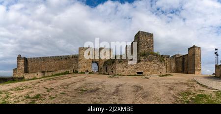 Trujillo, Spanien - 29. März 2022: Panoramablick auf die historische Burg von Trujillo in Extremadura Stockfoto