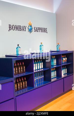 Flaschen von Bombay Sapphire Gin zum Verkauf im Gin Shop in der Bombay Sapphire Gin Distillery, Laverstoke Mill, Laverstoke, Hampshire, UK im März Stockfoto