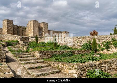 Trujillo, Spanien - 29. März 2022: Blick auf die historische Burg von Trujillo in Extremadura Stockfoto