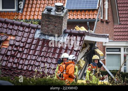 2022-04-04 11:48:14 OLDENZAAL - Nothelfer aus der Feuerwehr und Urban Search and Rescue (USAR) bei der Arbeit an einem freistehenden Haus auf dem Hoefsmid, das vollständig zusammengebrochen ist. ANP VINCENT JANNINK niederlande Out - belgien Out Stockfoto