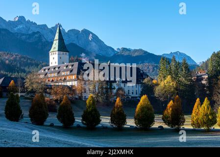 Schloss Elmau im Herbst, Schlosshotel, Klais in der Nähe von Mittenwald, Bayern, Deutschland Stockfoto