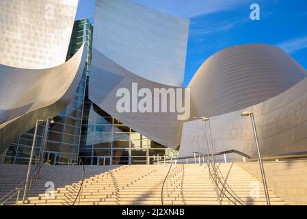 LOS ANGELES, KALIFORNIEN - 7. November 2013: Walt Disney Concert Hall in LA. Das Gebäude wurde von Frank Gehry entworfen und 2003 eröffnet. Stockfoto