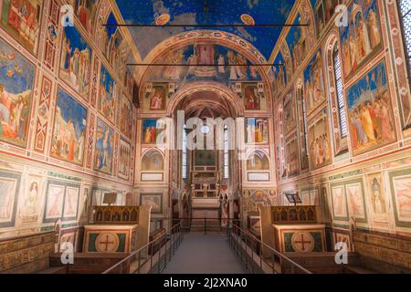 PADUA, ITALIEN - 17. JANUAR 2022: Im Inneren der Scrovegni-Kapelle mit Fresken aus dem 14.. Jahrhundert von Giotto. Stockfoto