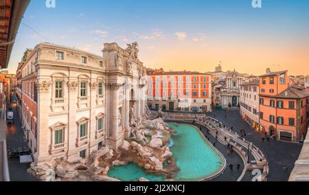 Rom, Italien Stadtbild mit Blick auf den Trevi-Brunnen bei Sonnenaufgang. Stockfoto