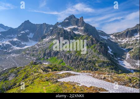 Die Albert-Heim-Hütte (2541m) mit dem Winterstock (3203m) und dem Lochberg (3074m) in den Urer Alpen im Furkapass, Kanton Uri, Schweiz Stockfoto