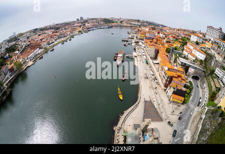 Porto, Portugal. März 2022. Panoramasicht auf den Fluss Douro im Stadtzentrum Stockfoto