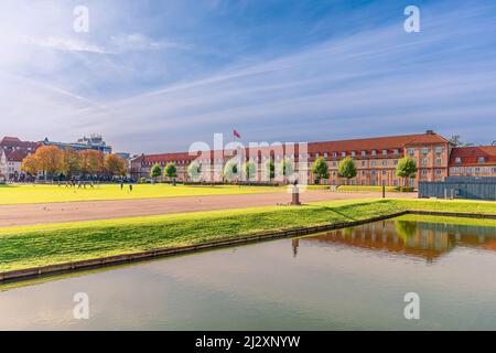 Zentraler Pavillon der Rosenborger Kaserne der Königlichen Dänischen Lebenswache neben Schloss Rosenborg in Kopenhagen, Dänemark. Stockfoto