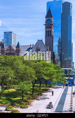 Toronto, Old City Hall am Nathan Phillips Square und Eaton Centre Stockfoto